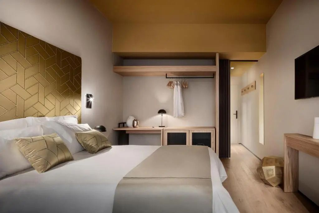 Modernes Doppelzimmer mit elegantem Dekor und komfortablem Doppelbett