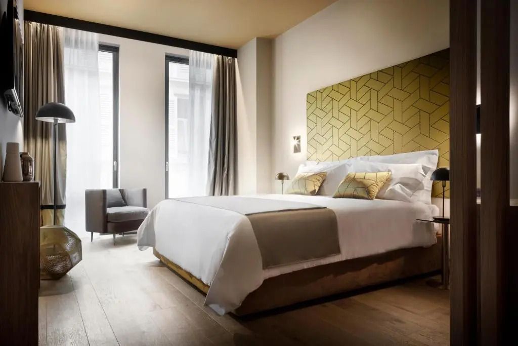 Helles Superior Doppelzimmer mit großem Fenster und stilvoller Einrichtung