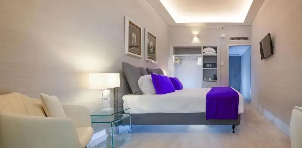 Helles Einzelzimmer mit komfortablem Bett und moderner Ausstattung