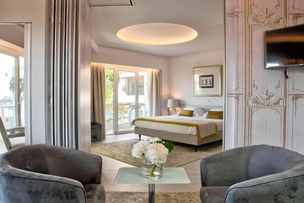 Helles Zimmer mit Balkonblick und modernem Dekor in neutralen Tönen