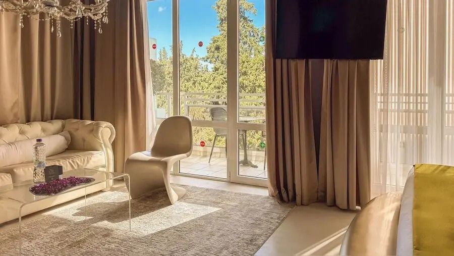 Helles Zimmer mit Blick auf den Balkon und den Wald