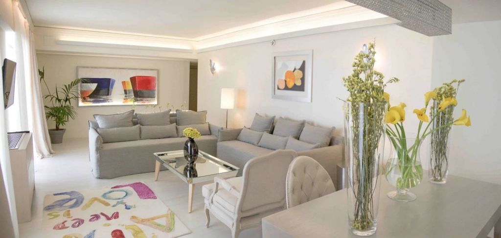 Luxuriöse Suite mit komfortablem Sitzbereich und modernen Einrichtungsdetails.