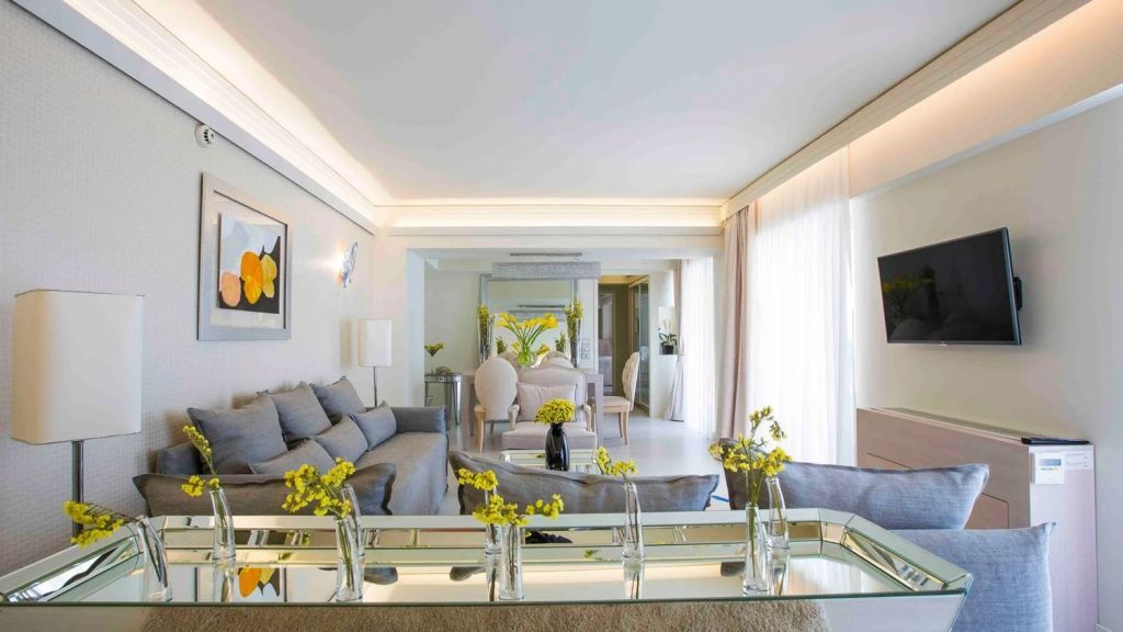 Offene Suite mit moderner Dekoration und großen Fenstern, die viel Licht hereinlassen.