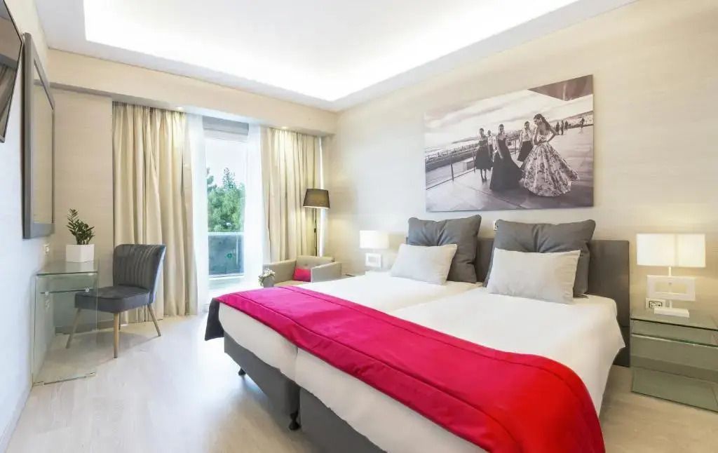 Moderne Suite mit zwei Einzelbetten und stilvoller Dekoration.
