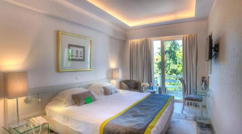 Geräumiges Schlafzimmer mit Kingsize-Bett und eleganter Beleuchtung.
