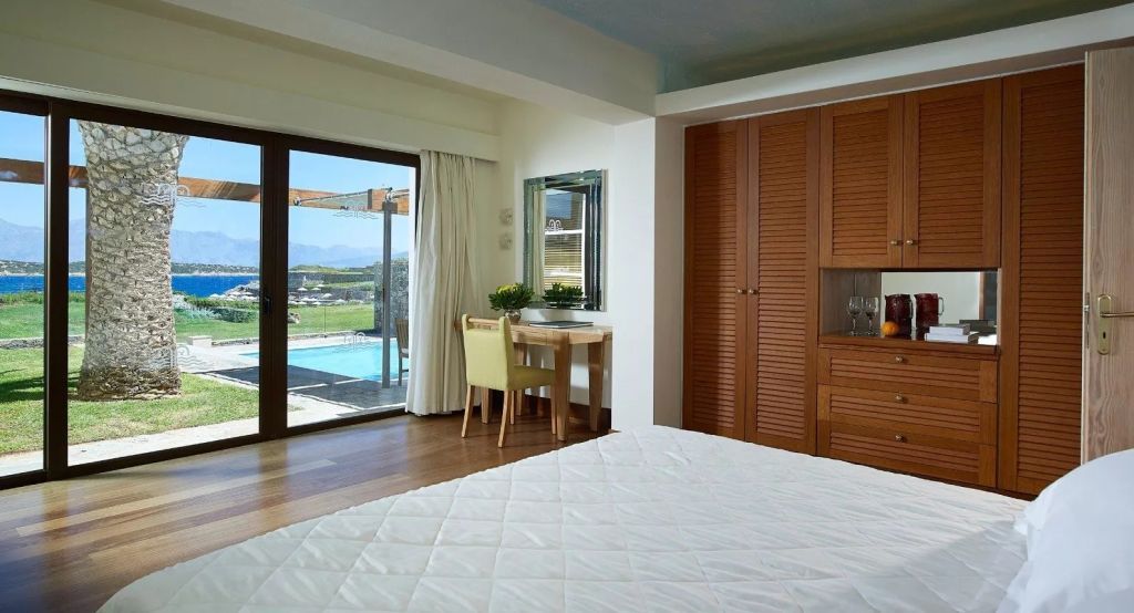 Helles Zimmer mit Zugang zu Terrasse und Pool mit malerischer Aussicht