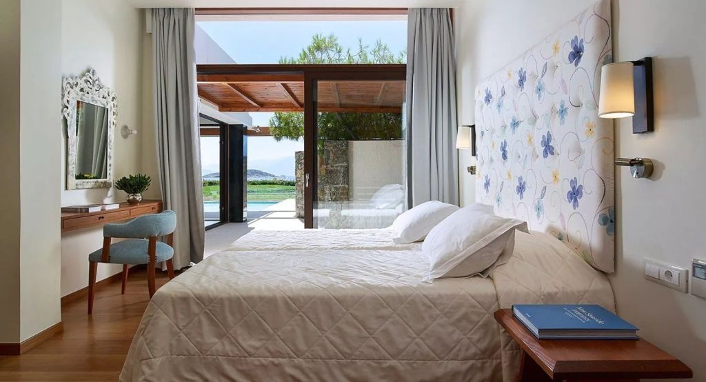 Geräumiges Schlafzimmer mit Blick auf Terrasse und Meer