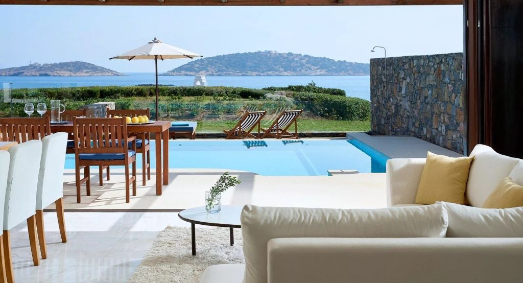 Terrasse mit Pool und Blick auf das Meer und eine ruhige Insel