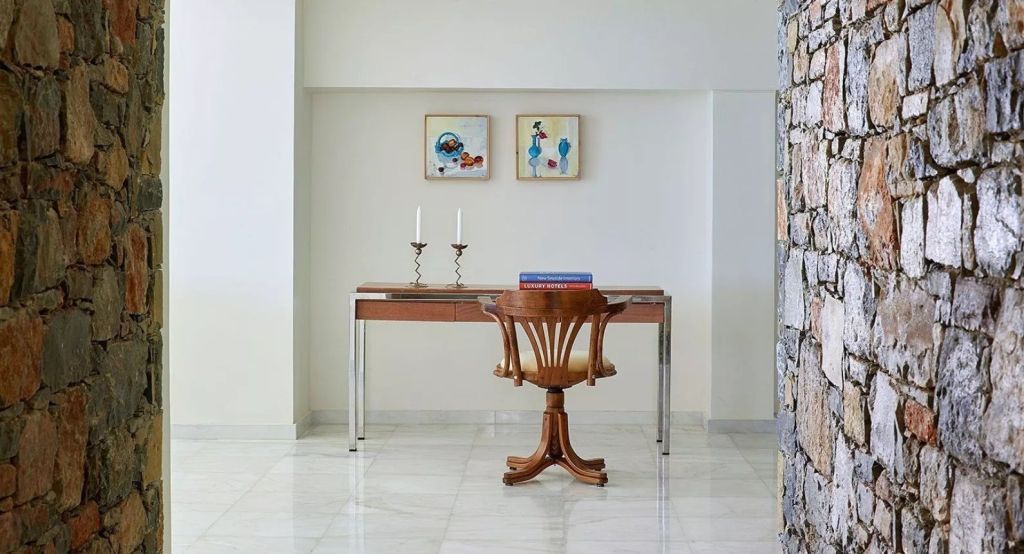 Eleganter Arbeitsbereich mit stilvollem Holzstuhl und Kunstwerken