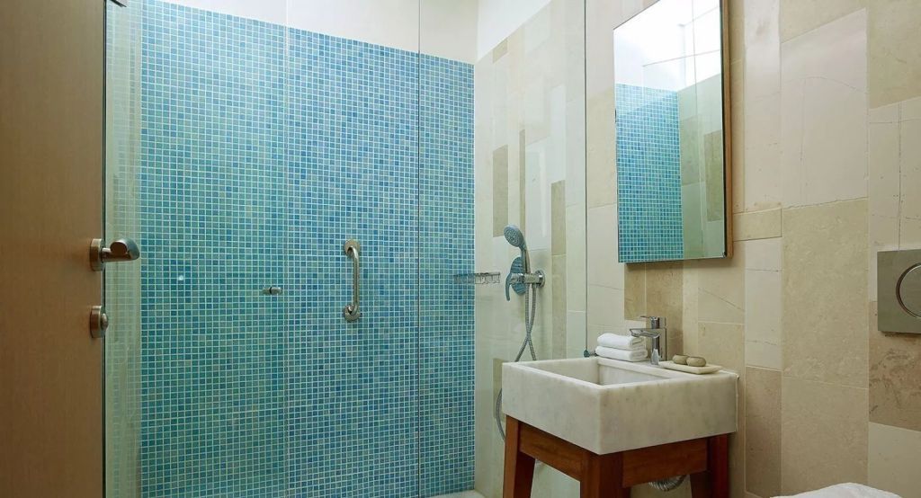 Modernes Badezimmer mit blauer Mosaik-Dusche