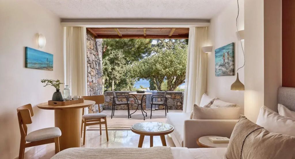 Helle Zimmeratmosphäre mit Panoramablick auf den Garten und das Meer