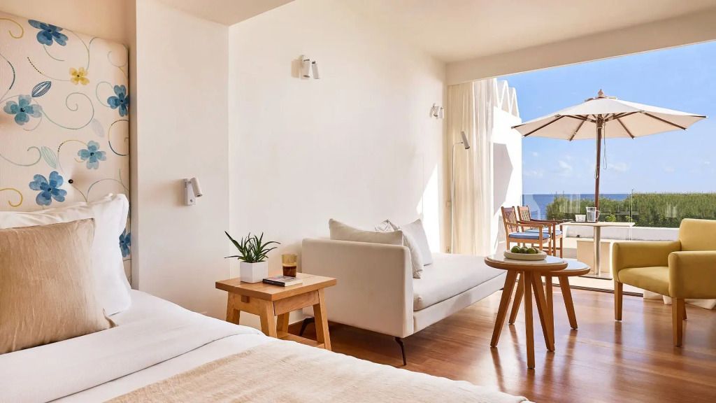 Helle Junior-Suite mit Meerblick und stilvollen Holzmöbeln