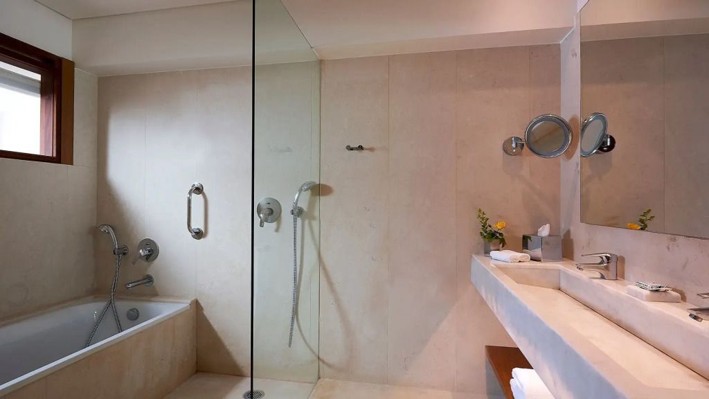 Moderne Regendusche im stilvoll eingerichteten Badezimmer