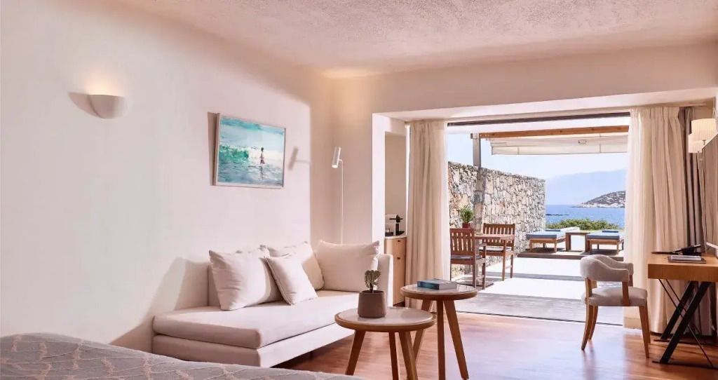Helles Studio mit Meerblick, Sofa und Zugang zu einer Terrasse mit Sitzbereich