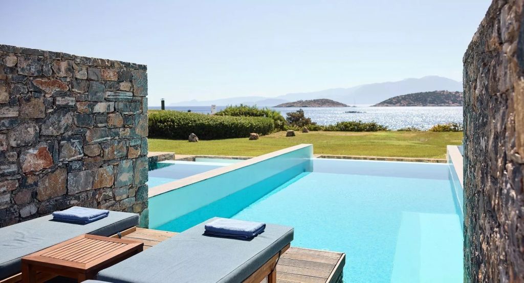 Infinity-Pool mit Blick auf die Küste und das Meer