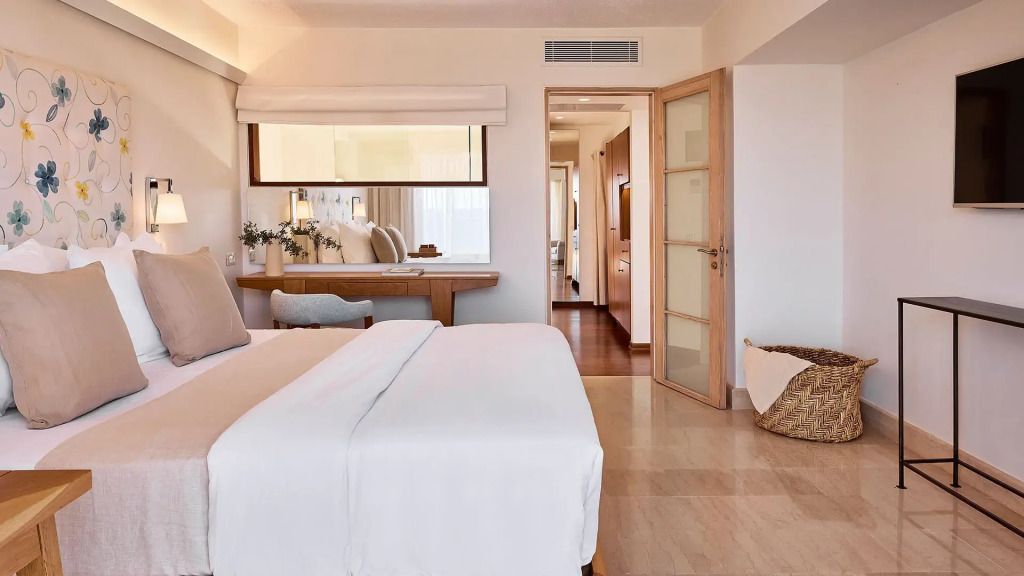Elegantes Schlafzimmer in einer Suite mit Meerblick und Holzdetails