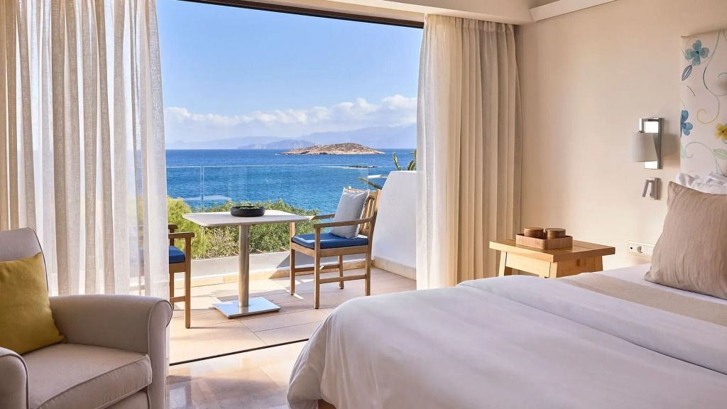 Helle Suite mit Balkon und atemberaubendem Blick auf das blaue Meer