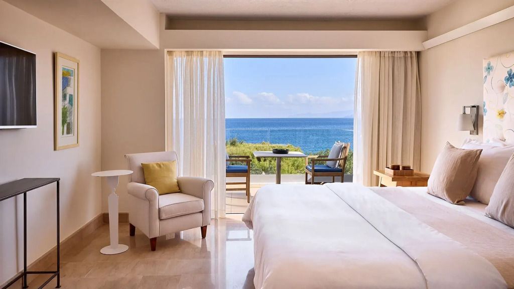 Luxuriöse Suite mit einem großen Fenster und Blick aufs Meer