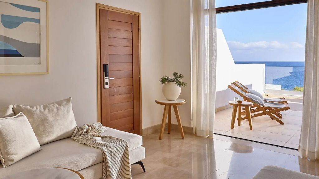 Gemütlicher Loungebereich in einer Suite mit Terrassenblick