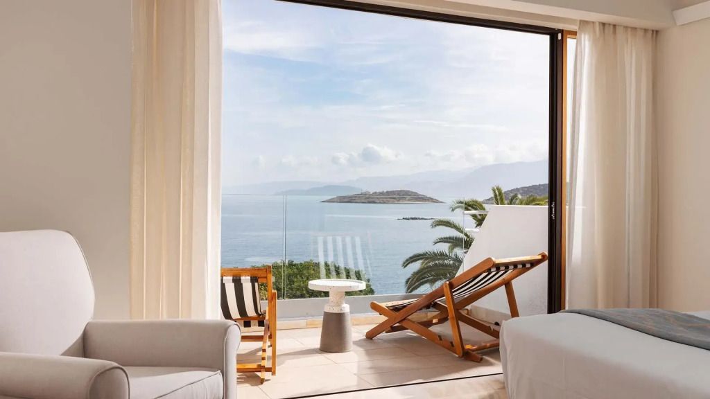 Terrasse mit Liegestühlen und weiter Aussicht über das Meer