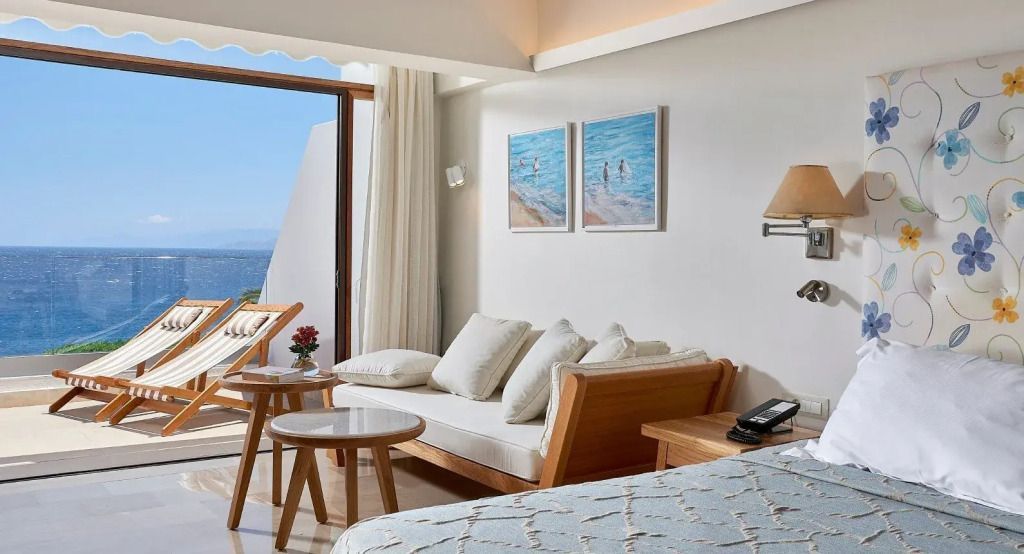 Helle Junior-Suite mit Meerblick und eleganter Einrichtung