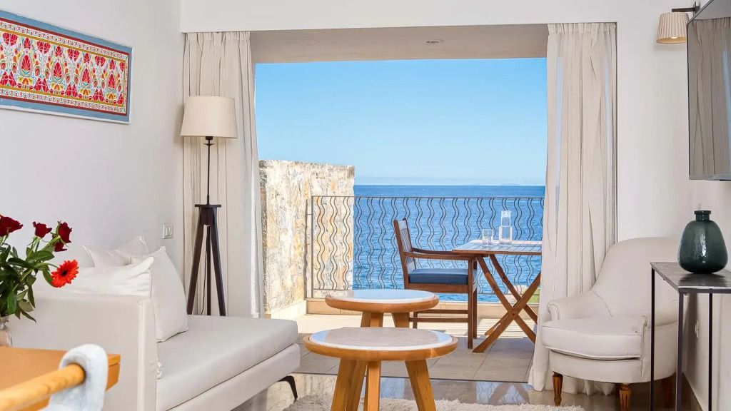 Offene Wohnfläche mit Sitzbereich und Terrasse mit Blick aufs Meer