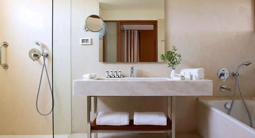 Modernes Badezimmer mit großem Waschbecken und frischen Handtüchern