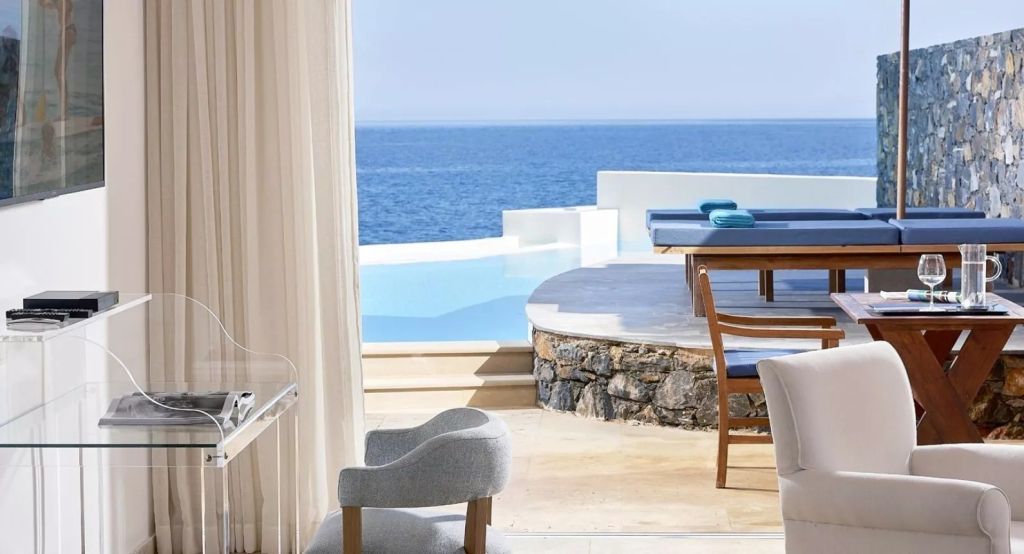 Private Terrasse mit Meerblick und Sonnendeck neben einem Pool