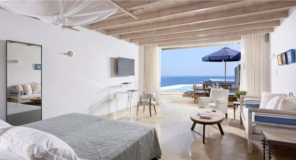 Helles Zimmer mit offener Terrasse und Blick aufs Meer