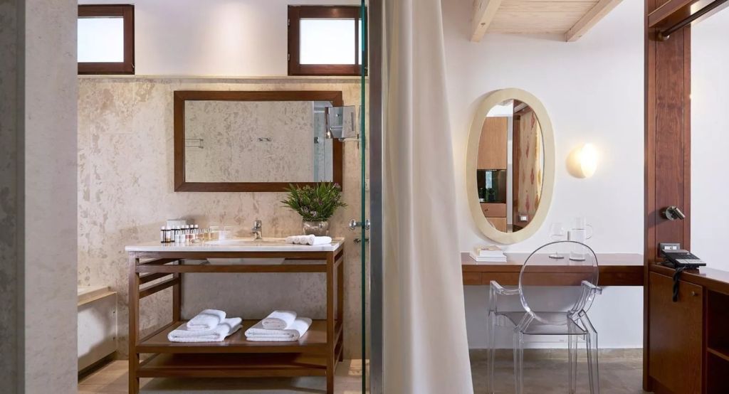 Modernes Badezimmer mit großem Spiegel und eleganter Ausstattung