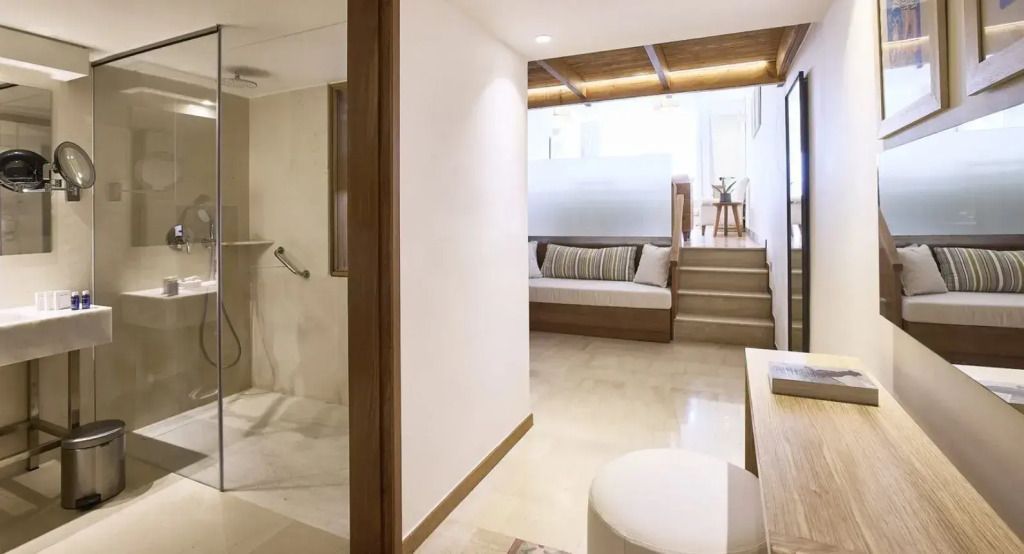 Modernes Badezimmer mit minimalistischem Design in der Odysseas 1 Klub Suite.