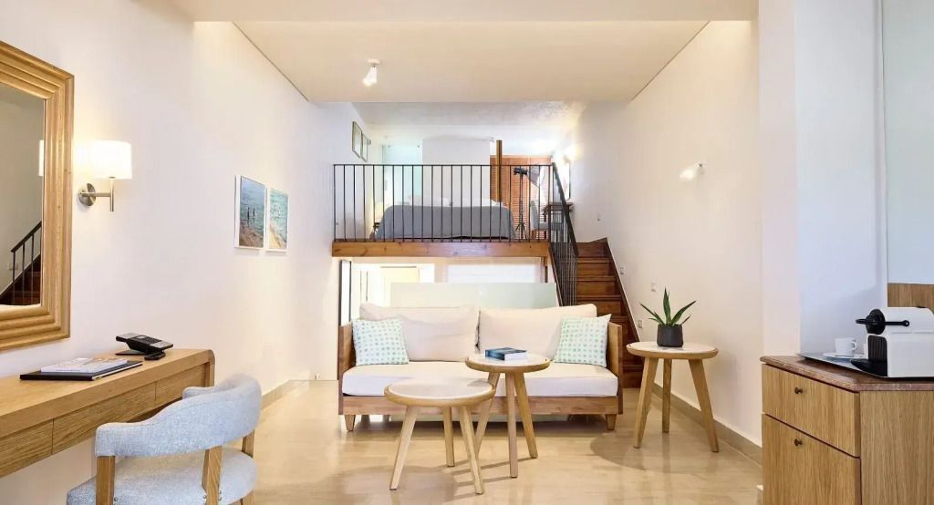 Moderne Suite mit offener Galerie und stilvollem Interieur und Couch.
