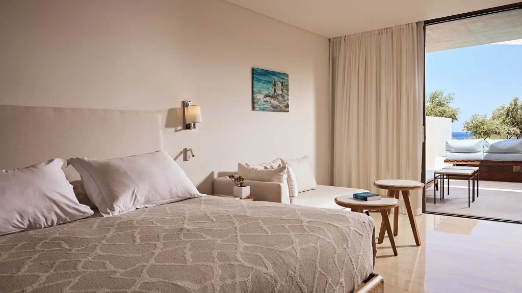 Elegantes Zimmer mit Doppelbett und modernem Dekor aus warmen Farbtönen
