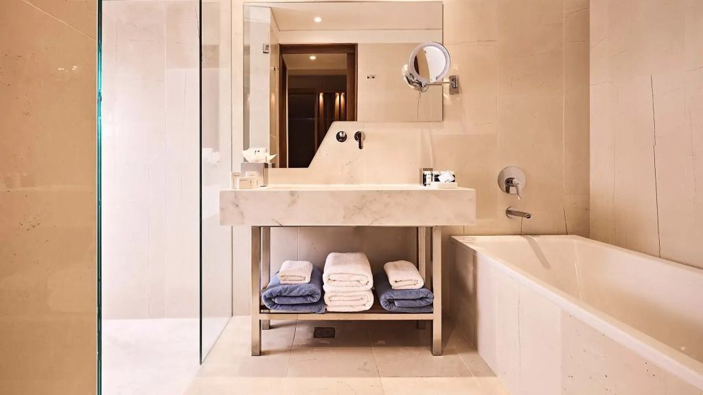 Modernes Badezimmer mit stilvollen Marmor- und Glasakzenten