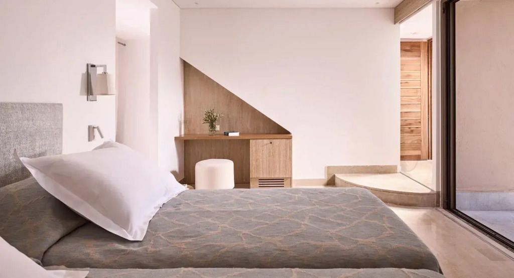 Zweibettzimmer mit dezenter Dekoration und einem eleganten Schreibtisch.