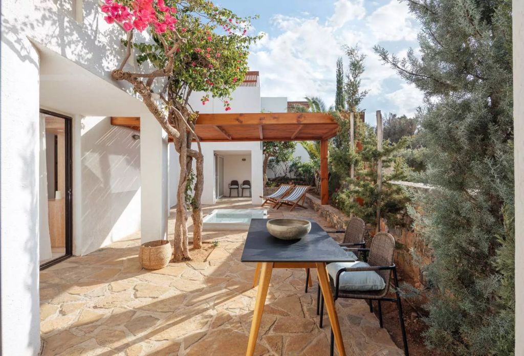 Geräumige Terrasse mit Pflanzen und Sitzbereich im Freien