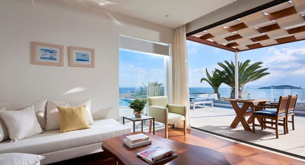 Helle Wohnfläche mit Terrasse und Blick auf das Meer