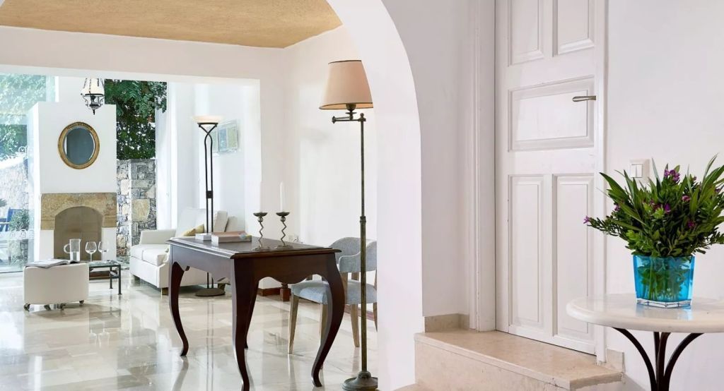 Elegantes Interieur mit klassischem Schreibtisch, Kerzenhaltern und Stehlampen im Eingangsbereich