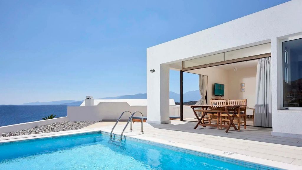 Privater Pool mit Meerblick und Essbereich auf der Terrasse