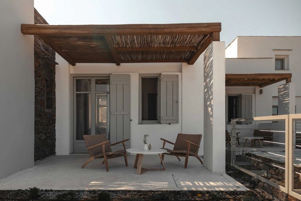 Charmante Terrasse mit Sitzgelegenheiten und Holzdach im Stamna Sifnos Hotel.