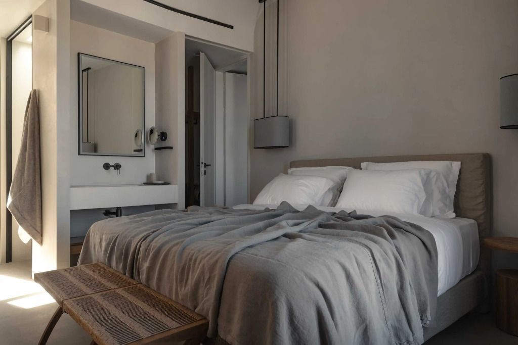 Schlafzimmer mit großem Bett und subtiler Beleuchtung für eine entspannte Atmosphäre