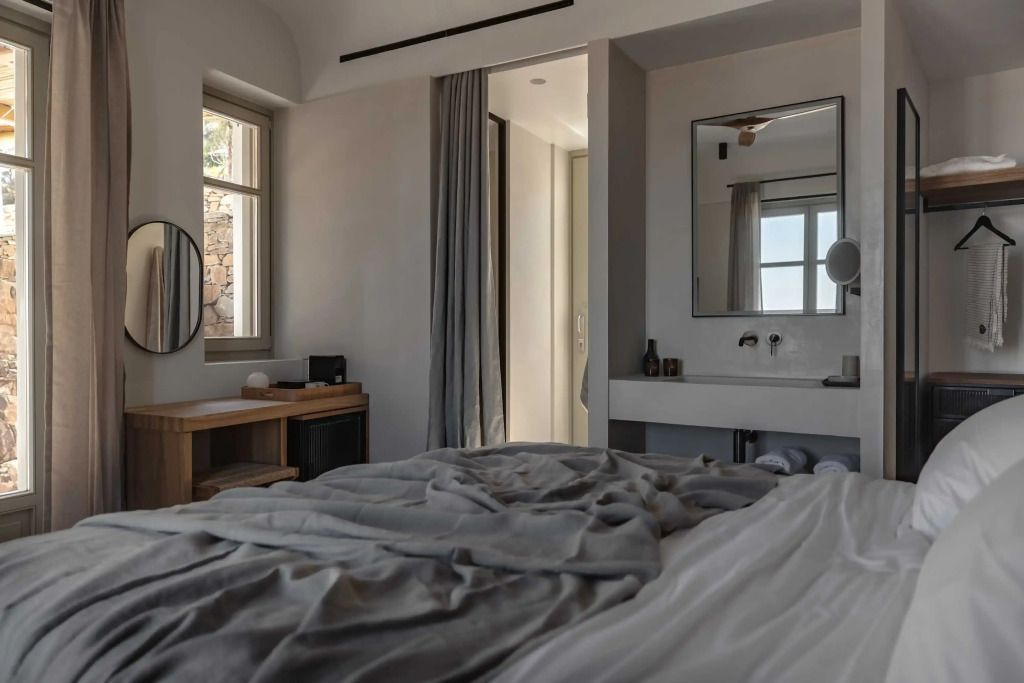 Blick in ein geschmackvoll eingerichtetes Doppelzimmer mit Fenster und modernem Dekor