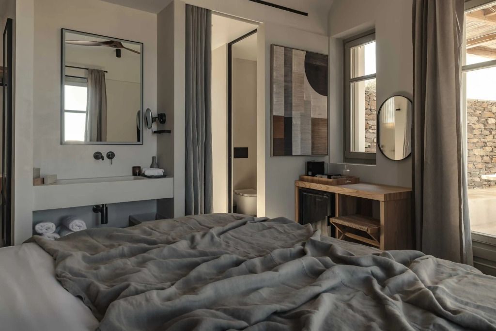 Elegantes Schlafzimmer mit modernen Möbeln und natürlichen Lichteinflüssen