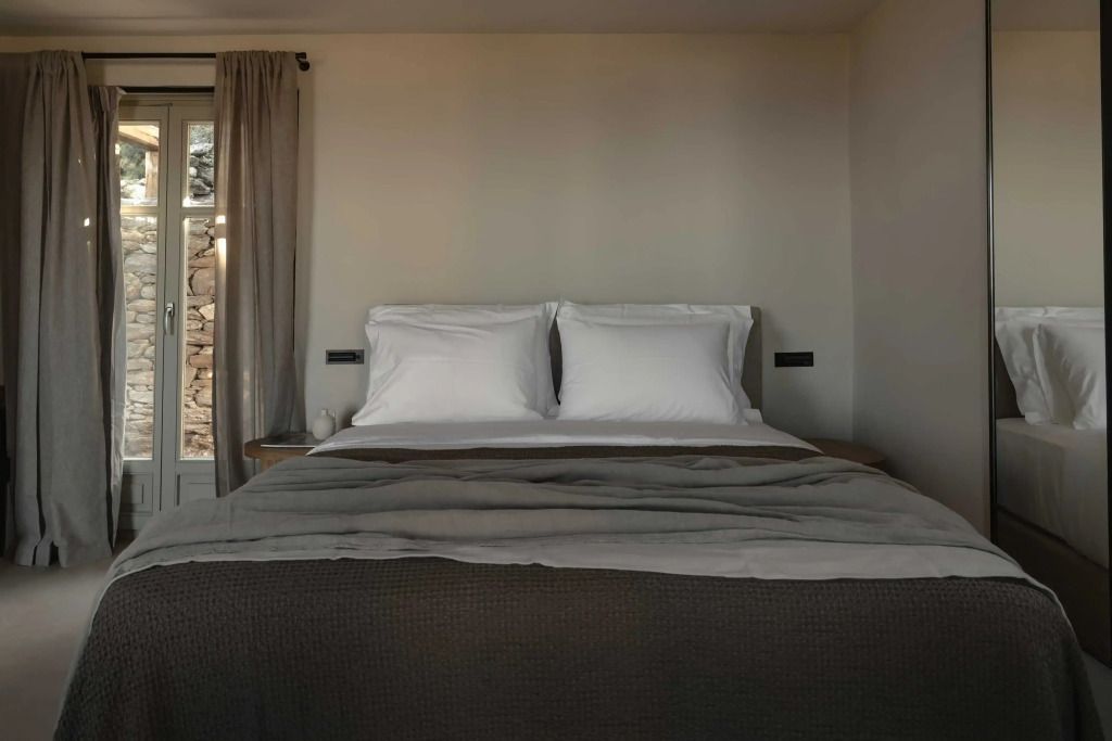 Luxuriöses Hotelzimmer mit elegantem Bett und stilvollen Vorhängen