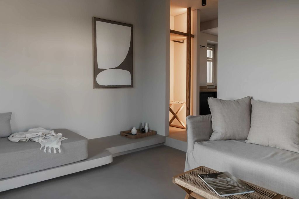 Moderner Wohnbereich im Hotelzimmer mit Sofa und dekorativen Elementen