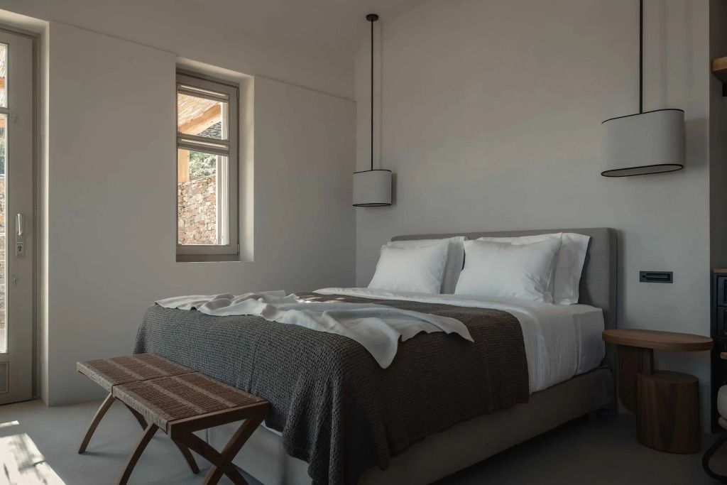 Neutral gehaltenes Superior Zimmer mit großem Fenster und einladendem Doppelbett.