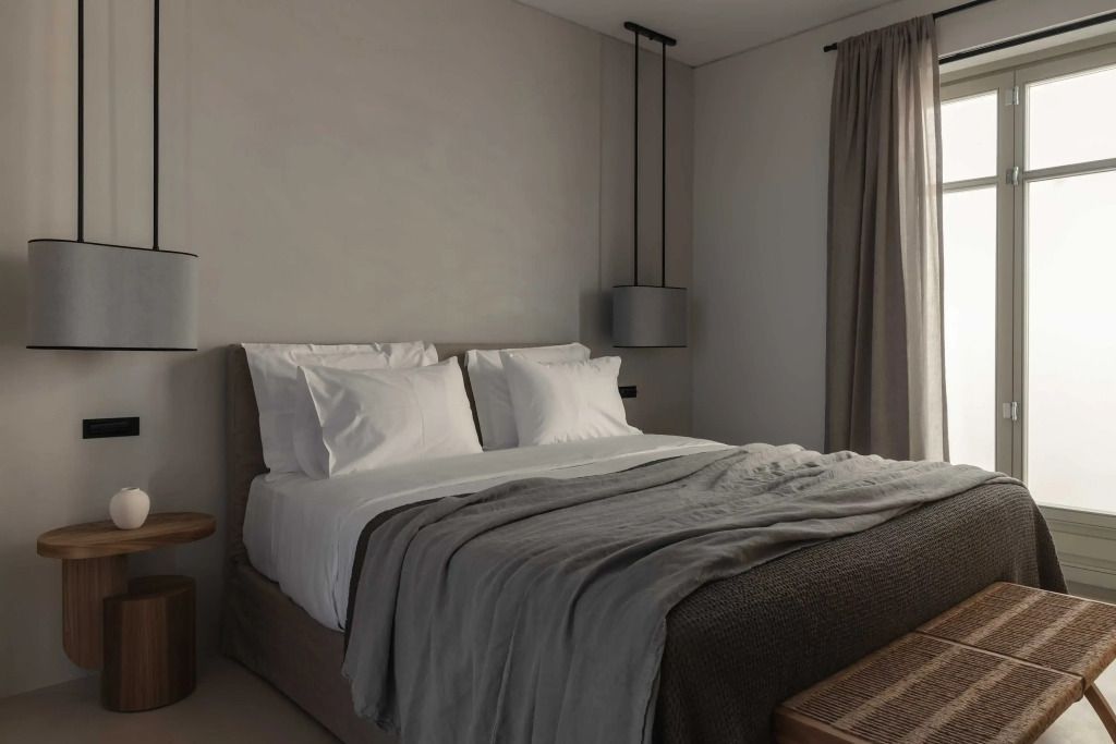 Schlicht gestaltetes Superior Zimmer mit behaglichem Doppelbett und sanften Farben.