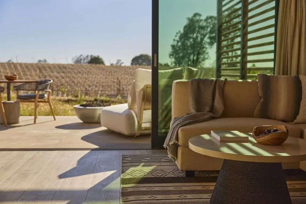 Terrasse mit bequemen Sitzgelegenheiten und Blick auf die grüne Landschaft