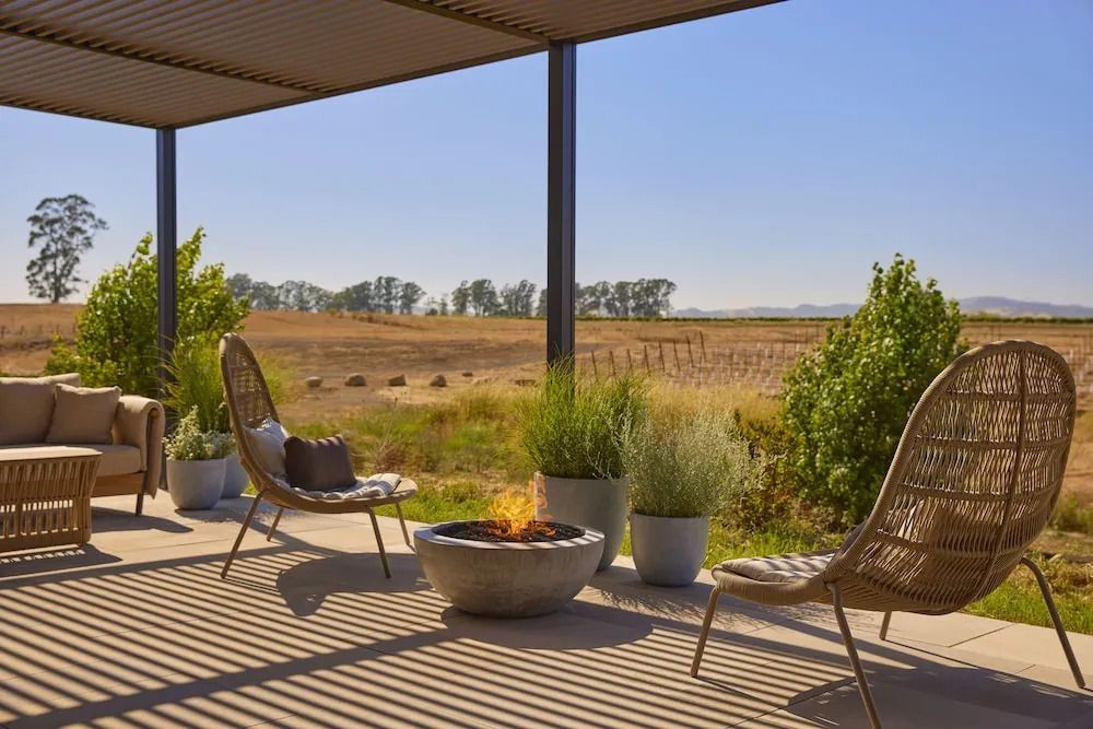 Private Terrasse mit Feuerstelle und Aussicht auf Weinberge im Stanly Ranch