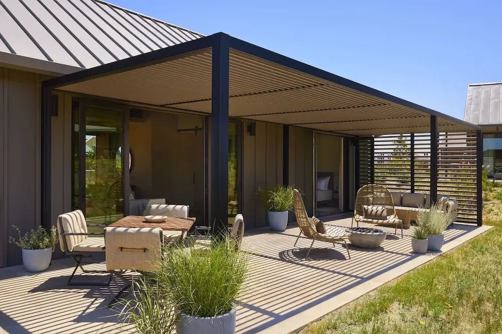 Lounge-Bereich auf der Terrasse mit modernem Design im Stanly Ranch